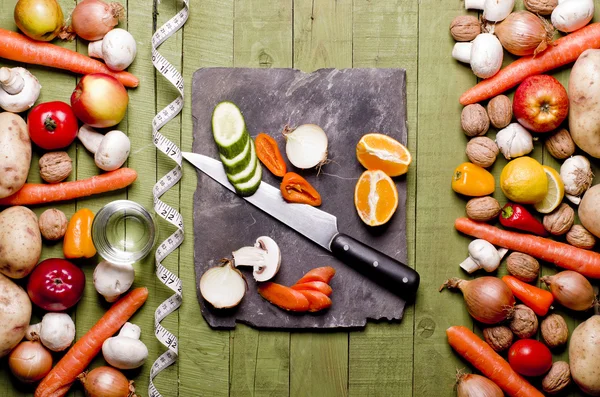 Frisches Gemüse und Obst vor historischem Hintergrund - Entgiftung, Diät oder gesundes Ernährungskonzept — Stockfoto