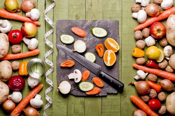 Frisches Gemüse und Obst vor historischem Hintergrund - Entgiftung, Diät oder gesundes Ernährungskonzept — Stockfoto