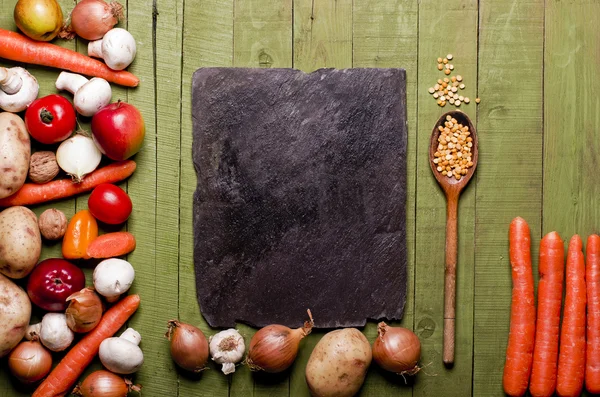 Frisches Gemüse und Obst auf grünem Holzgrund - Entgiftung, Ernährung oder gesundes Ernährungskonzept. Kopierraum. — Stockfoto