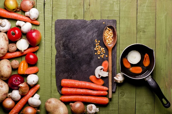 Frisches Gemüse und Obst vor historischem Hintergrund - Entgiftung, Diät oder gesundes Ernährungskonzept — Stockfoto