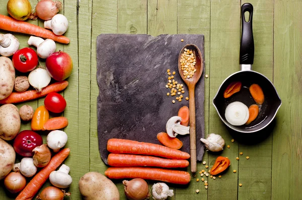 Frisches Gemüse und Obst auf grünem Holzgrund - Entgiftung, Ernährung oder gesundes Ernährungskonzept. Kopierraum. — Stockfoto