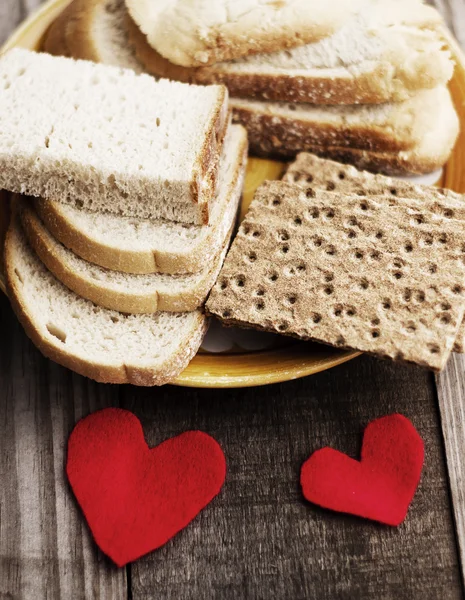 Pan casero saludable con dos corazones rojos — Foto de Stock