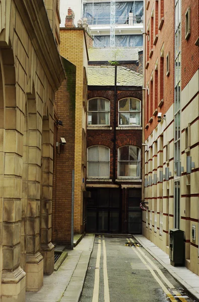 Calle estrecha de la ciudad. Manchester, Inglaterra, Europa . — Foto de Stock