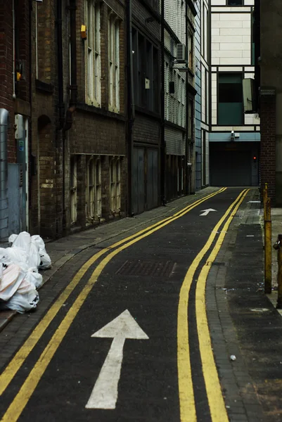 Rua estreita da cidade. Sinal de seta para um lado. Manchester, Inglaterra, Europa — Fotografia de Stock