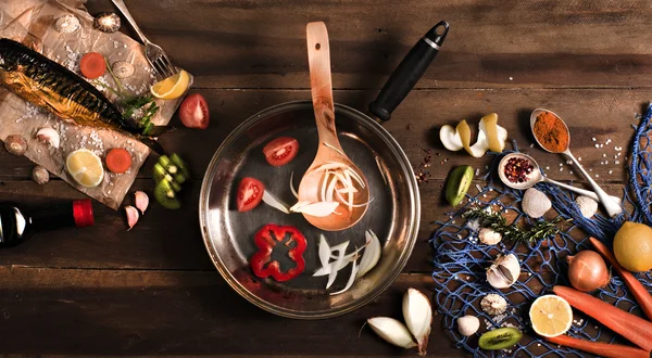 Kochhintergrund. Räucherfisch mit Gewürzen und Zitrone auf einem hölzernen Hintergrund. maritimer Stil, blaues Fischernetz und Muscheln, Blick von oben. — Stockfoto