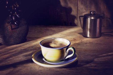 Kahve makinesi, kahve, siyah üzüm ahşap masa, kopya alanı üzerinde fincan.