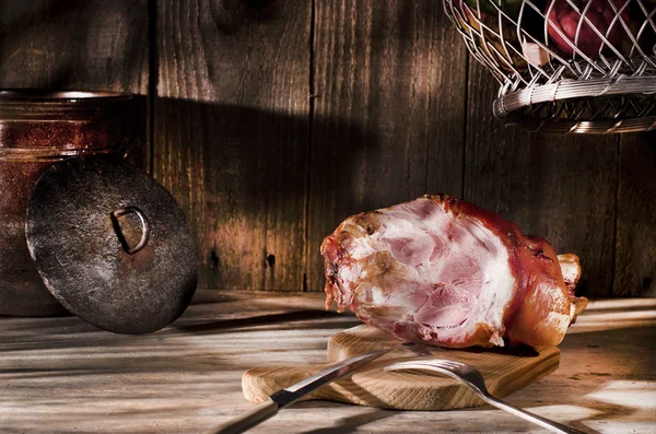 Nocca di maiale arrosto su tavola di legno . — Foto Stock