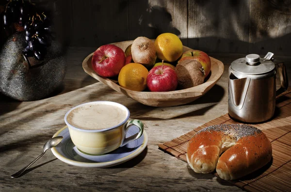 Sortiment färska friska frukter i handgjorda träskål gjord i Ecuador på trä bakgrund. Kaffebryggare, kopp kaffe, svart druvor på träbord. — Stockfoto