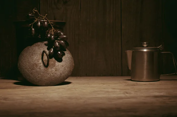 木制的桌子，副本空间上式咖啡，黑葡萄. — 图库照片