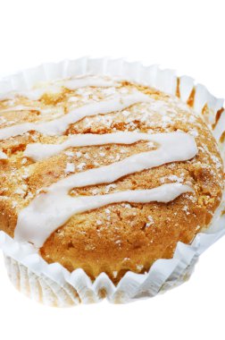 Lezzetli kek, muffin beyaz arka plan üzerinde izole üstüne frosting ile ev pişmiş.