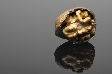 Siyah arka plan üzerine izole ceviz. Yansıma ve kopya alanı ile.