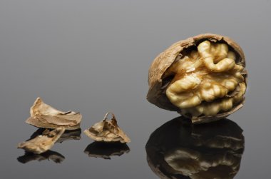 Siyah arka plan üzerine izole ceviz. Yansıma ve kopya alanı ile.