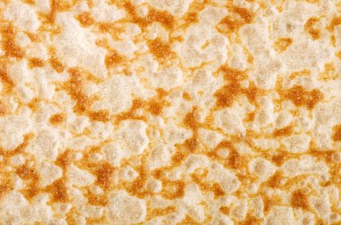 Kahvaltı için iştah açıcı sarı gevrek lezzetli gözleme yakın çekim. Yüksek kaliteli görünümü bir gözleme yüzey--dan geçmiş.