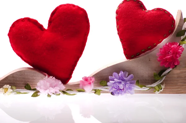 Feliz Día de San Valentín Fondo aislado en blanco. Hecho a mano de fieltro corazón rojo, artesanía. Día de las Madres, Conceptos de cumpleaños . — Foto de Stock