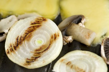 Izgara mantar, peynir ve soğan bir ızgara.