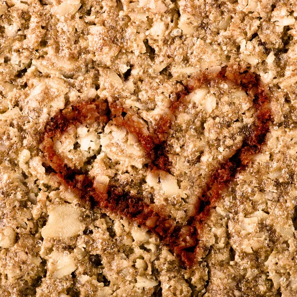 Concepto de San Valentín. La forma del corazón se basa en un fondo de barra de Granola saludable. Avena integral, espacio para copiar . — Foto de Stock