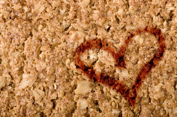 Concept de Saint-Valentin. Forme du cœur dessiner sur fond de barre de Granola sain. Avoine à grains entiers, espace de copie . — Photo