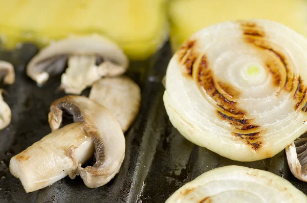 Setas a la parrilla, queso y cebolla a la parrilla . — Foto de Stock