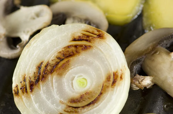 Setas a la parrilla, queso y cebolla a la parrilla . — Foto de Stock