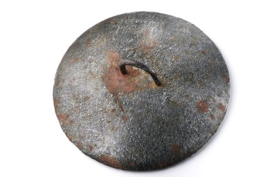 Beyaz arka plan üzerinde eski tava kapağı.