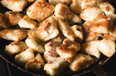 Ev yapımı peynir ile kızarmış tembel köfte.