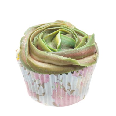 Lezzetli kek, muffin beyaz arka plan üzerinde izole üstüne frosting ile ev pişmiş.