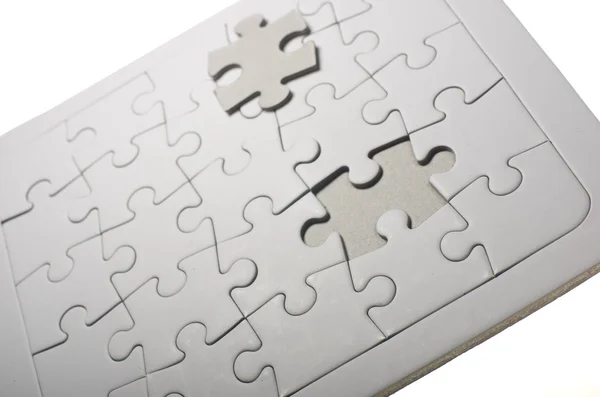 Weiße leere Puzzle mit Kopierraum auf weißem Hintergrund. — Stockfoto
