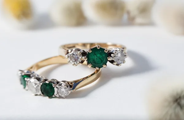 Изумрудно-алмазное кольцо — стоковое фото