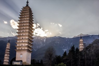 Gün batımında üç pagodadan