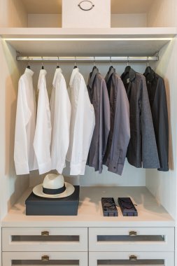 siyah ve beyaz gömlek demiryolu üzerinde asılı