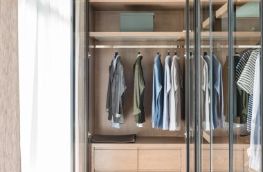 gömlek ve ahşap dolap Ray üzerinde asılı Süiti 