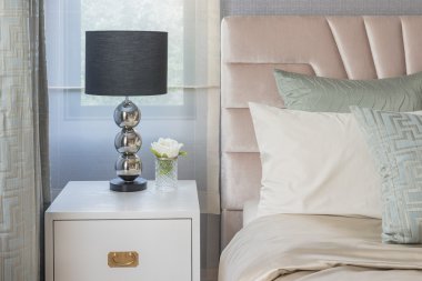 Yatak odasında Beyaz ahşap masa tarafında siyah lamba