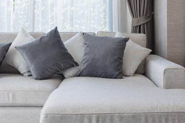siyah ve beyaz yastıklar ile modern beyaz kanepe 