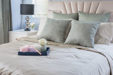 lüks yatak odasında mavi tepsi üzerinde çiçek vazo 