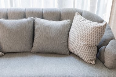 modern oturma odasında modern kanepe yastık 