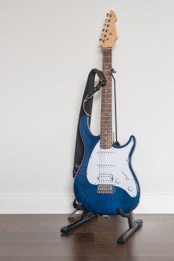 elektro gitar ile ahşap zemin üzerinde