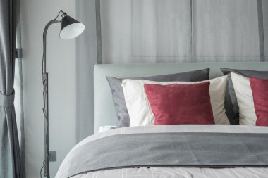 modern yatak odası tasarımı siyah lamba