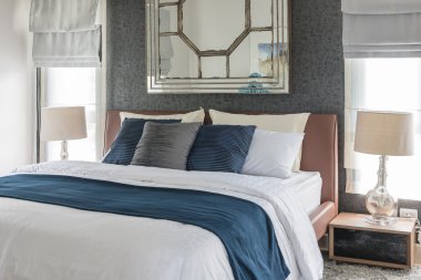 mavi ve beyaz renk tonu ile yatak odası tasarımı