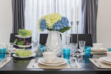 cam masayı tablo ile modern yemek odası