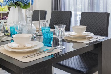 cam masayı tablo ile modern yemek odası