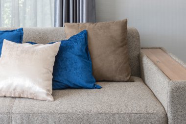 modern oturma odasında gri kanepe yastık 
