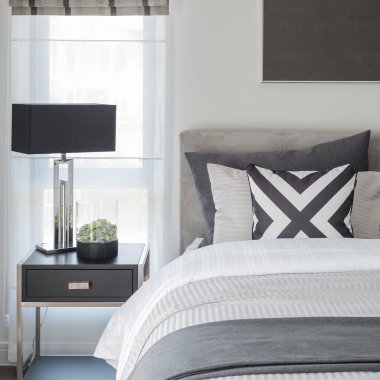 siyah ve beyaz modern yatak odası tarzı siyah lambalı 