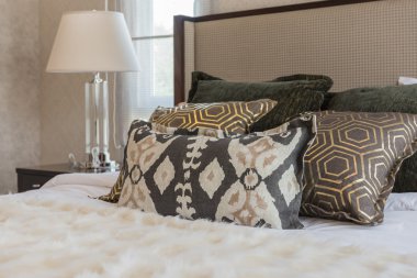 lüks yatak odasında ahşap yatak yastık