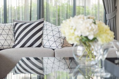 Modern oturma odası ile gri kanepe üzerinde siyah beyaz yastıklar