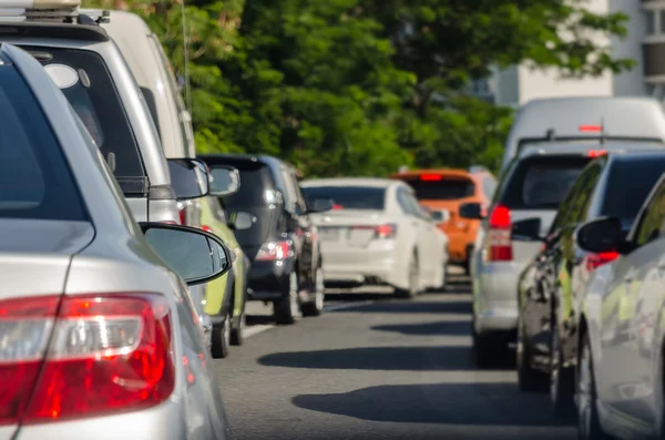 Ingorgo stradale con fila di auto su superstrada — Foto Stock