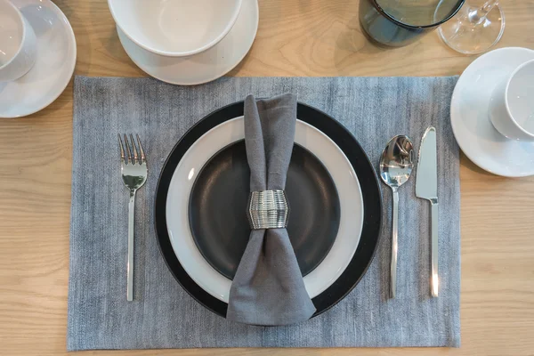 Vista superior de la mesa fijada en la mesa de comedor de madera — Foto de Stock