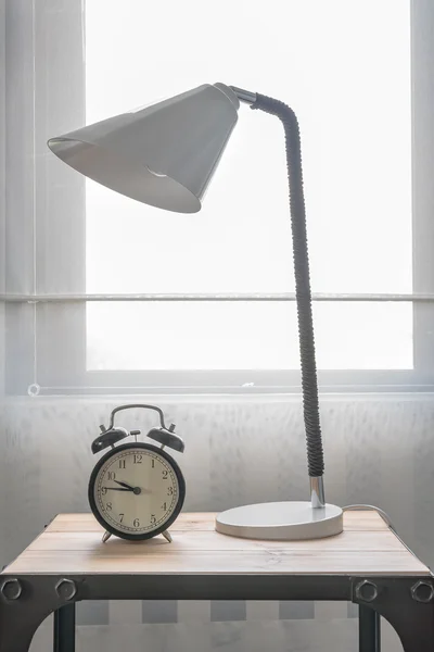 现代黑色闹钟与现代白灯 — 图库照片