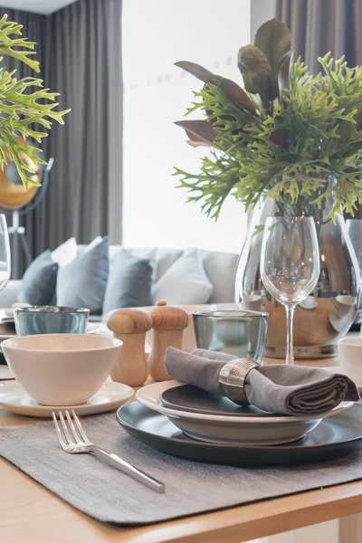 Mesa en comedor de madera —  Fotos de Stock