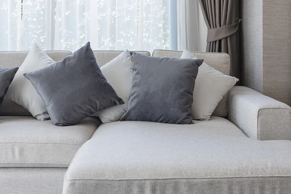 Moderno sofá blanco con almohadas en blanco y negro —  Fotos de Stock