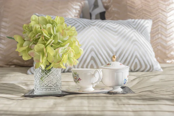 Vase of flower with white tea set on tray — Stock Photo, Image